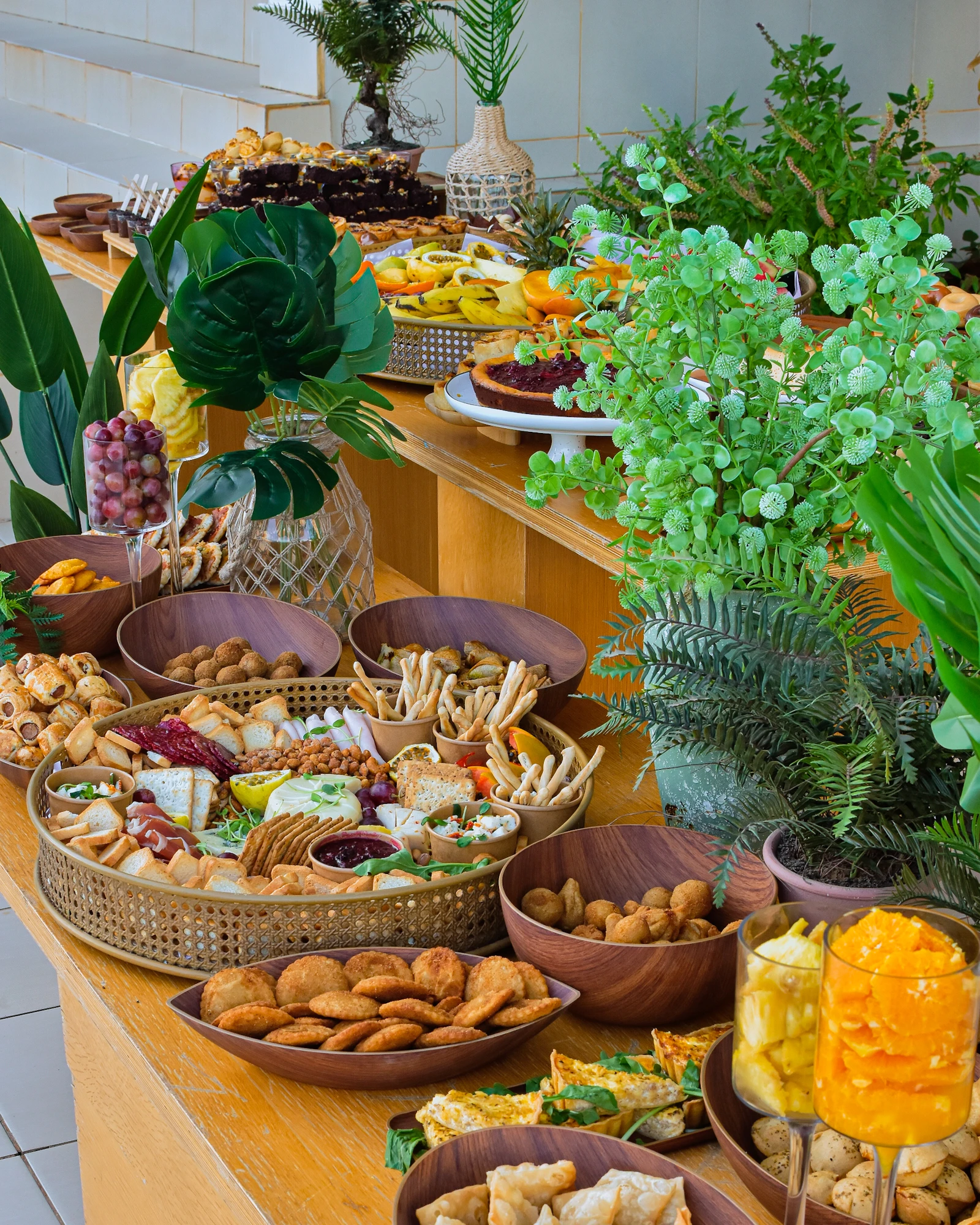 Buffet preparado pela Kêro com tábuas e salgados.