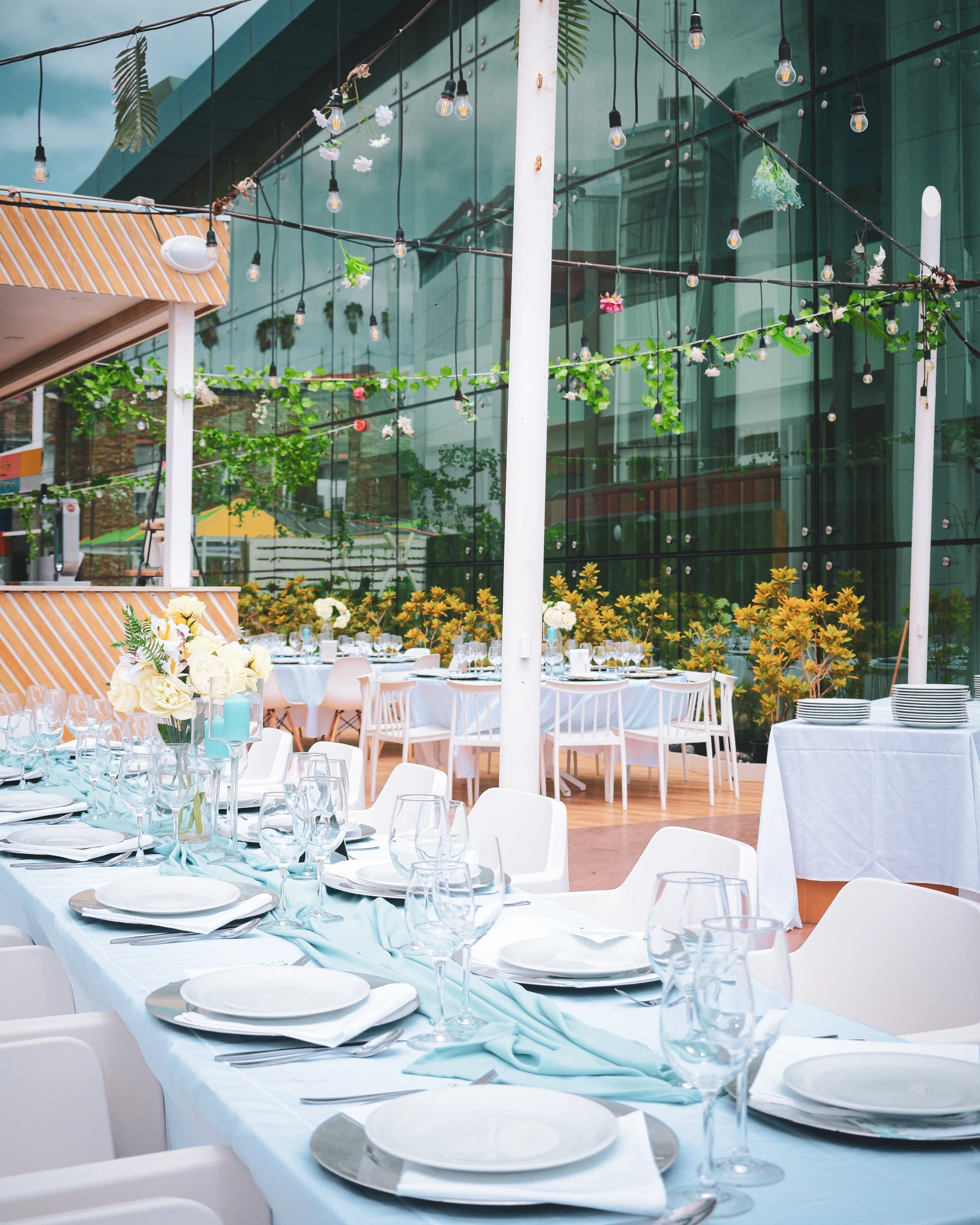 Mesas de evento num espaço exterior.